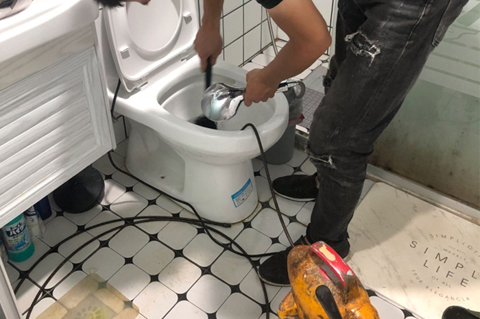 宝山马桶堵塞自己疏通还是找师傅?专业上门服务让你省时更省心